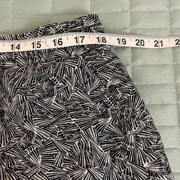Adorable comfy skort! Black and white geometric pattern cotton blend, size large - Picture 6 of 9
